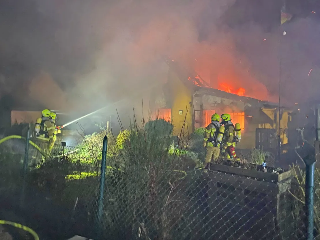 Bei Eintreffen der Einsatzkr&auml;fte stand eine rund vierzig Quadratmeter gro&szlig;e Gartenlaube bereits in Vollbrand.